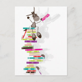 書物の塔の上にある知的ロバ ポストカード