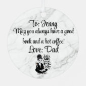 書籍とコーヒーを愛する女の子カスタムブラック&ホワイト メタルオーナメント (裏面)