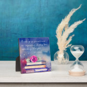 書籍とピンクローズウォーター色スクリプト読の引用文 フォトプラーク (インサイチュ)