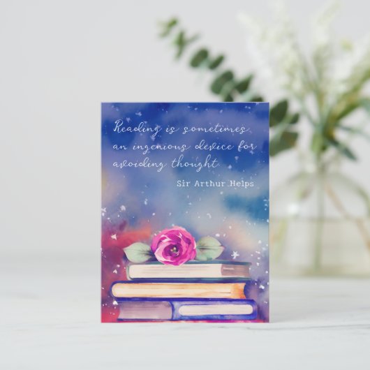 書籍とピンクローズウォーター色スクリプト読の引用文 ポストカード (スタンド正面)