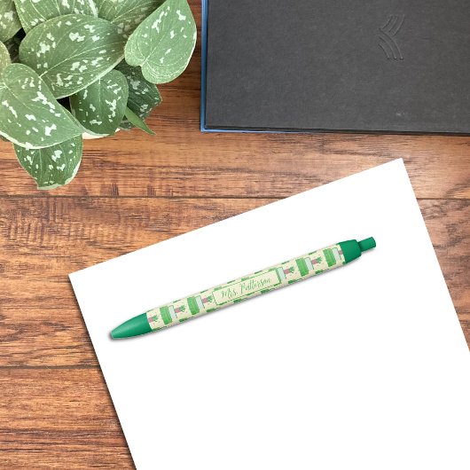 書籍と植物の緑のペンの名前 黒ボールペン