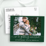書道が結婚する日を緑に保つ ポストカード<br><div class="desc">トレンディーモダン書道台本カップル写真結婚を予定している日付を保存する婚約告知はがき – Forest Green</div>