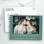 書道が結婚する日付を緑に保つ ポストカード<br><div class="desc">トレンディーモダン書道台本カップル写真結婚を得ている日付を保存婚約告知はがき – Eucalyptus Green</div>