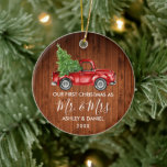 書道の木のミセス・クリスマス・レッド・トラック セラミックオーナメント<br><div class="desc">書道モダンの台本初めてのクリスマスの皆さん – 水カラーヴィンテージレッドトラックオーナメント-素朴ウッドプリント</div>