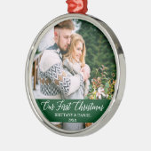 書道の私たちの初めてのクリスマスカップル緑 メタルオーナメント (左)