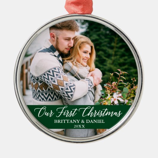 書道の私たちの初めてのクリスマスカップル緑 メタルオーナメント (正面)