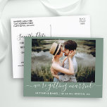 書道の結婚グリーン日付を保存 ポストカード<br><div class="desc">トレンディーモダン書道台本カップル写真結婚を取得している日付を保存する婚約告知はがき – Sage Green</div>