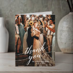 書道の結婚フォトスクリプトオーバーレイのメモ サンキューカード<br><div class="desc">書モダン道の結婚花嫁と新郎の写真オーバーレイありがとう折り畳まれたノートカード – 白いスクリプト</div>