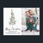 書道インクウォーター色クリスマスツリー写真 シーズンポストカード<br><div class="desc">書モダン字インクスクリプト水の色パインツリーとブルゴーニュ赤いリボンとクリスマスオーナメントメリークリスマス写真の休日はがき</div>