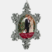 書道エレガント私たちの初めてのクリスマスブルゴーニュ スノーフレークピューターオーナメント (左)