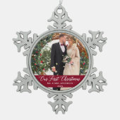 書道エレガント私たちの初めてのクリスマスブルゴーニュ スノーフレークピューターオーナメント (正面)