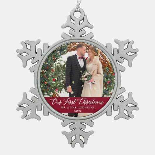 書道エレガント私たちの初めてのクリスマスブルゴーニュ スノーフレークピューターオーナメント (正面)