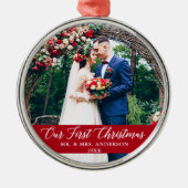 書道エレガント私たちの初めてのクリスマス写真赤 メタルオーナメント (正面)