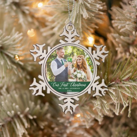 書道エレガント私たちの初めてのクリスマス緑 スノーフレークピューターオーナメント (ツリー)