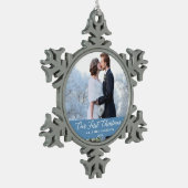 書道エレガントOur初めてのクリスマスLight Blue スノーフレークピューターオーナメント (左)