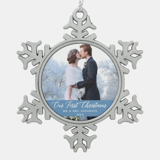 書道エレガントOur初めてのクリスマスLight Blue スノーフレークピューターオーナメント (正面)