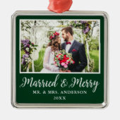 書道スクリプト結婚した緑とメリー メタルオーナメント (正面)