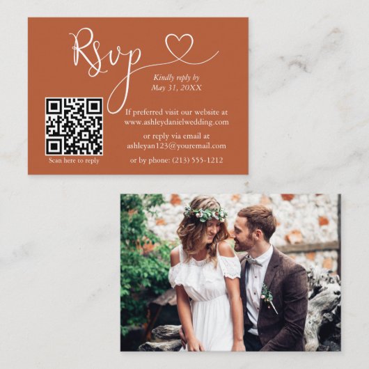 書道ハート写真結婚のテラコッタQR RSVP エンクロージャーカード (正面/裏面)