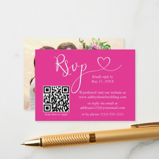 書道ハート写真結婚のホットピンクQR RSVP エンクロージャーカード (正面/裏面インサイチュ)
