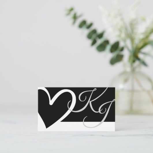 書道ハート形状白黒イニシャル 名刺 (スタンド正面)
