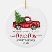 書道ハート私たちの初めてのクリスマスレッドトラック セラミックオーナメント (裏面)