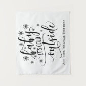 書道パーソナライズされたベビー外は寒い タペストリー (正面)