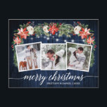 書道ブルーウッド3写真水彩フローラ ポストカード<br><div class="desc">書道モダン台本、水彩冬のフローラ、ストリングライトカップル3写真メリークリスマスハガキには、水彩赤いポインセチア、白いバラ、ホリーベリー、松のコーン、植物性の緑の葉が含まれている。カントリー素朴ブルーウッド。</div>