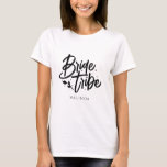 書道モダン花嫁バチェロレッテ Tシャツ<br><div class="desc">このシンプル名前をカスタムするエレガント付き花嫁Tribe Tシャツは完璧なバチェロレッテギフトを作ることができる！自分の名前で簡単にカスタマイズできる。</div>