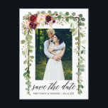 書道植物性フローラ日付木材を保存 案内ポストカード<br><div class="desc">書モダン書スクリプト、水色の植物緑のユーカリ葉スの婚約、木製フレーム、水色ブルゴーニュMarsalaのフローラ、日付の保存を発表カップル写真はがき</div>