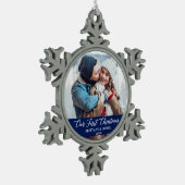 書道私たちの初めてのクリスマスカップルの写真ブルー スノーフレークピューターオーナメント (左)