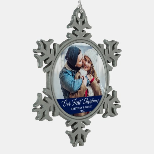 書道私たちの初めてのクリスマスカップルの写真ブルー スノーフレークピューターオーナメント (左)