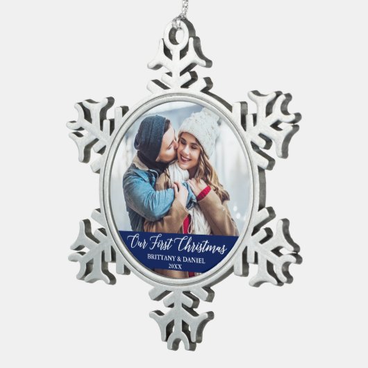 書道私たちの初めてのクリスマスカップルの写真ブルー スノーフレークピューターオーナメント (右)