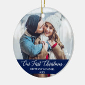 書道私たちの初めてのクリスマスカップルの写真ブルー セラミックオーナメント (左)