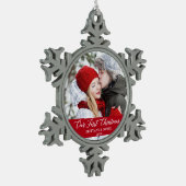 書道私たちの初めてのクリスマスカップル写真赤 スノーフレークピューターオーナメント (左)