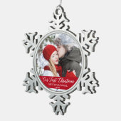 書道私たちの初めてのクリスマスカップル写真赤 スノーフレークピューターオーナメント (右)