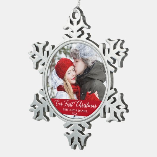 書道私たちの初めてのクリスマスカップル写真赤 スノーフレークピューターオーナメント (右)
