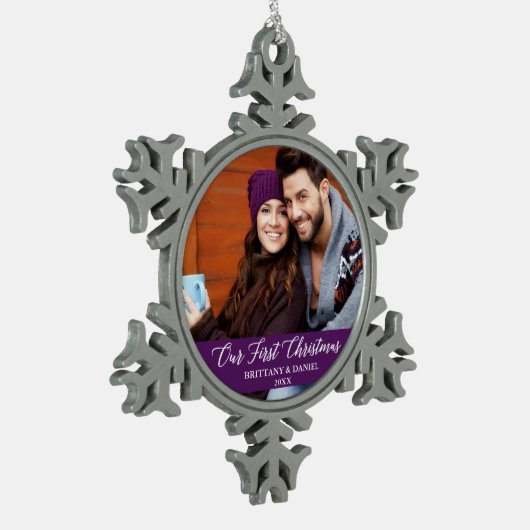 書道私たちの初めてのクリスマスフォトパープル スノーフレークピューターオーナメント (左)