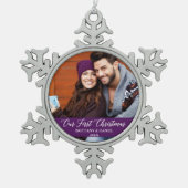 書道私たちの初めてのクリスマスフォトパープル スノーフレークピューターオーナメント (正面)