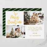 書道Two Photo Collageストライプの Christmas 箔シーズンカード<br><div class="desc">あなたモダンがパーソナライズできる2つの美しい家族の写真を備えたクリスマスとクリスマスの休日のカード。レタリングの上に置かれた金ゴールド箔に手で描いたポインセチアの葉を持つ側にの「メリークリスマス」の金ゴールド箔の書道レタリング。カードの右下書にある暖かい挨拶と家族の名前。背面には濃い緑の背景に斜ストライプめ灰色の色が付いている。</div>