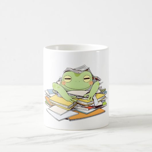 書類に埋もれたカワイイ蛙のデザイン Send Help コーヒーマグカップ (中央)