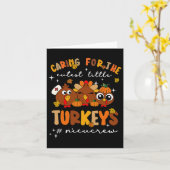 最もかわいい小さな七面鳥の世話をする新生児集中治療室のスタッフ カード (黄色い花)