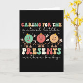 最もキュートな小さなプレゼントたちをケアする Mbu 看護師のクリスマス カード (黄色い花)