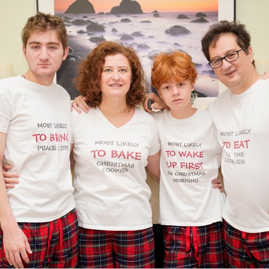 最もクッキーを焼く可能性が高いクリスマスファミリーパーティー Tシャツ