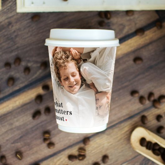 最もモダン重要な家族の贈り物のコラージュ写真 紙コップ