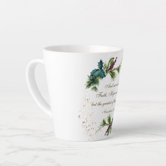 最も偉大な愛は聖書の冬のクリスマス エバーグリーン カフェラテマグ (左アングル)