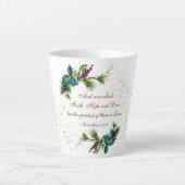 最も偉大な愛は聖書の冬のクリスマス エバーグリーン カフェラテマグ (正面)