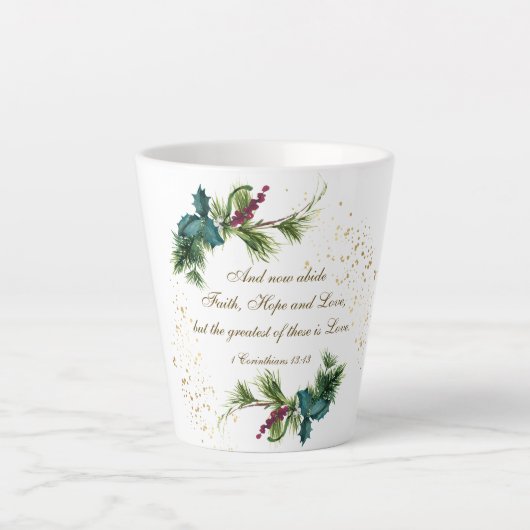 最も偉大な愛は聖書の冬のクリスマス エバーグリーン カフェラテマグ (正面)