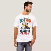 最も厳しい登りの後の絶景 トレンディーデザイン Tシャツ (正面フル)