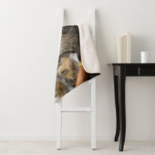 最も可愛い赤ん坊の動物 |かわいいタビー猫が眠る シェルパブランケット (インサイチュ)