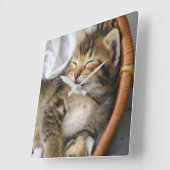 最も可愛い赤ん坊の動物 |かわいいタビー猫が眠る スクエア壁時計 (傾斜)